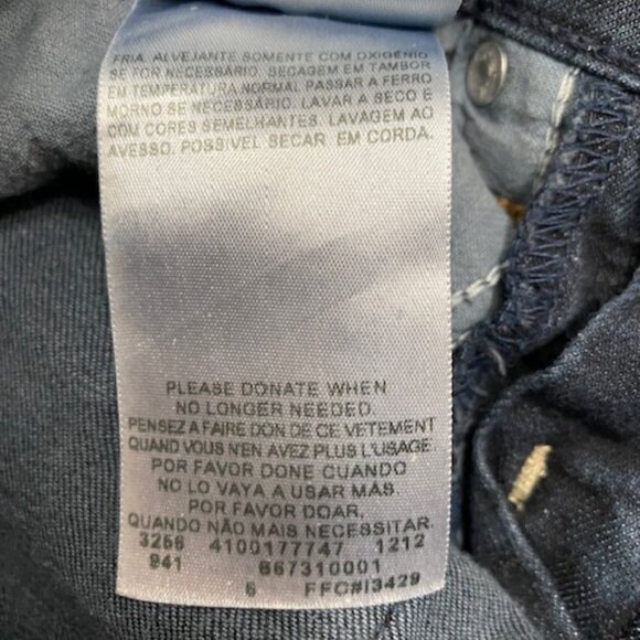 DENIZEN by Levis * BASIC Darker BLUE cuffed CAPRIS * STRETCH Cropped JEANS * 2 - Picture 7 of 7